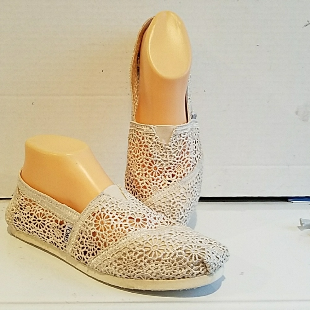 LADIES TOMS IVORY CROCHETED FLATS (sz 9.5)